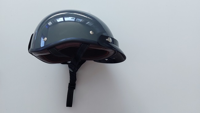 Casco da moto comprato su Temu che non rispetta i requisiti di sicurezza ed è sprovvisto di omologazione